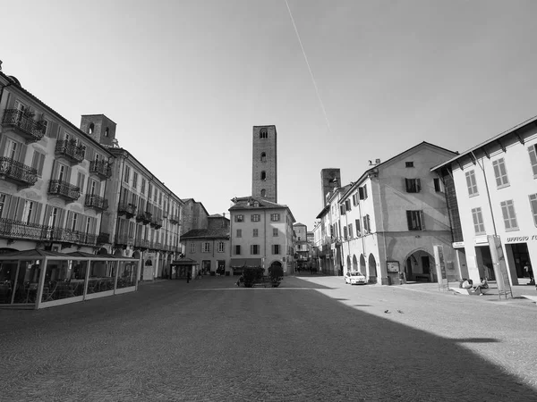 Torget Piazza Risorgimento i Alba i svart och vitt — Stockfoto
