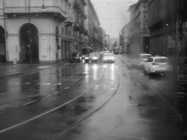 Traffico giornaliero piovoso in bianco e nero — Foto Stock