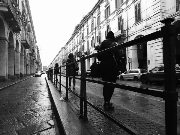 Personas en parada de autobús en Via Po en Turín, Italia en blanco y negro — Foto de Stock