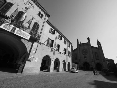 Via Risorgimento meydanında siyah ve beyaz Alba