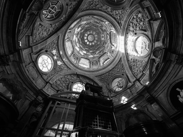 Cappella della Sindone dome v Turíně v černé a bílé — Stock fotografie