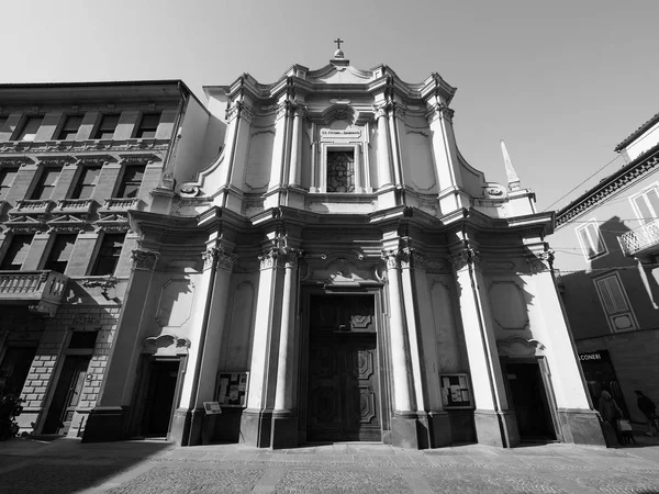 SS Cosma e Damiano gereja di Alba dalam hitam dan putih — Stok Foto
