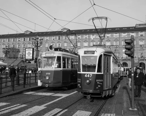 Vintage 2759 e 447 eléctrico em Turim Trolley Festival em preto e — Fotografia de Stock