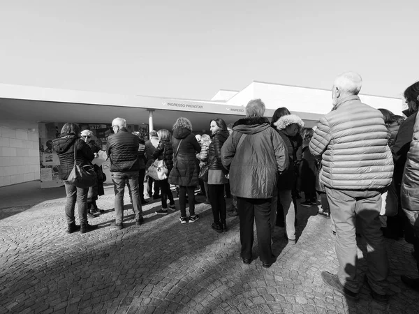 Galeria de arte Fondazione Ferrero em Alba em preto e branco — Fotografia de Stock