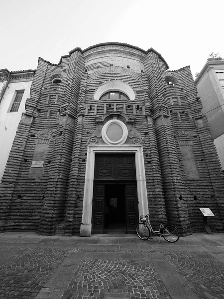 Церковь Санта-Мария-Маддалена в Альбе черно-белой — стоковое фото