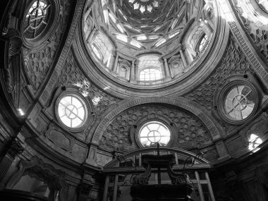 Torino'da Capella della Sindone da kubbede siyah ve beyaz