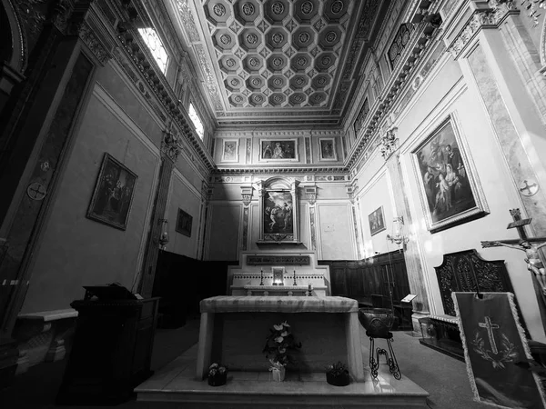 Kerk van San Giovanni Battista in Alba in zwart-wit — Stockfoto