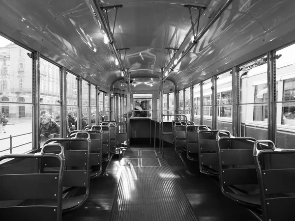Винтажный трамвай 312 на Туринском фестивале тележек в черно-белом цвете — стоковое фото