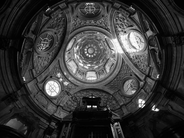 Cappella della Sindone dome v Turíně v černé a bílé — Stock fotografie