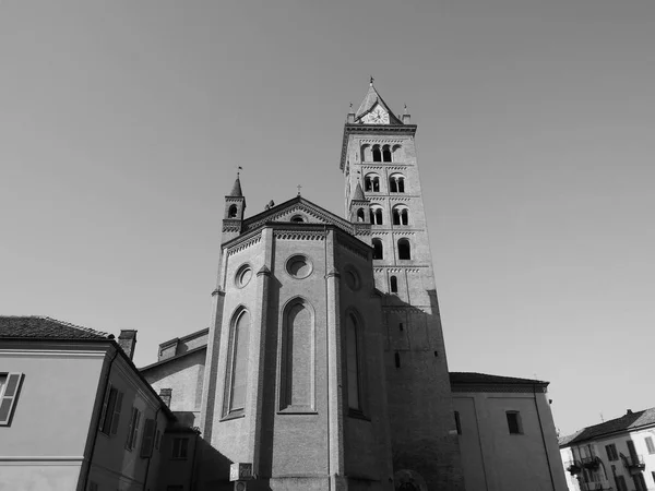 Catedral de San Lorenzo em Alba em preto e branco — Fotografia de Stock