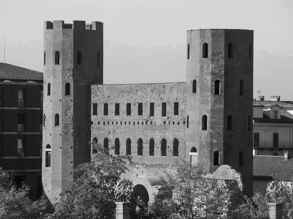 Porta Palatina (Palatin brána) v Turíně v černé a bílé — Stock fotografie