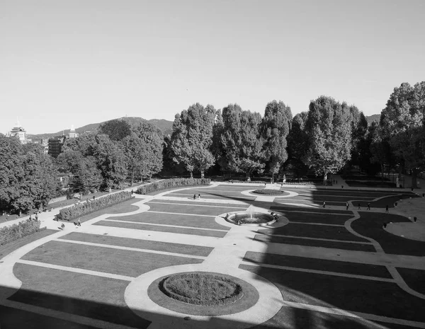 Palazzo Reale park i Turin i svart och vitt — Stockfoto