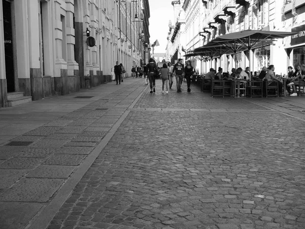 Personer i centrum i Turin i svart och vitt — Stockfoto