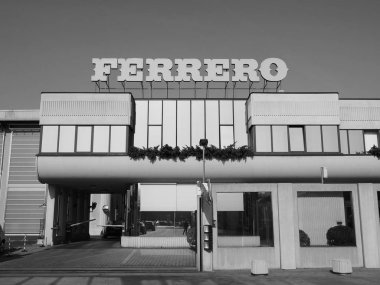 Alba Ferrero merkezinde siyah ve beyaz