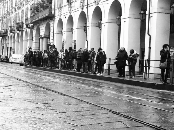 People at bus stop in Via Po in Turin, Italy in black and white — Stock Photo, Image