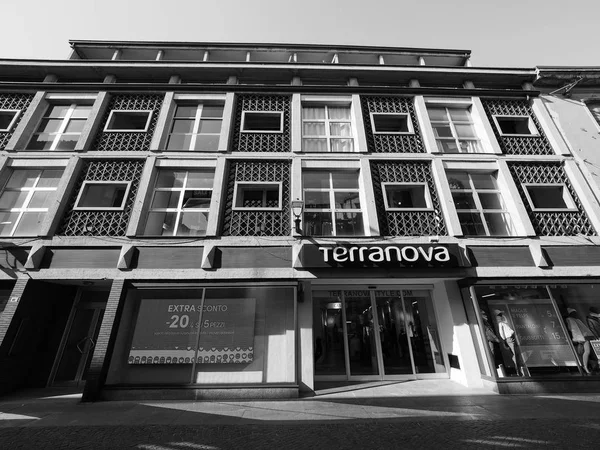 Terranova loja de roupas em Alba em preto e branco — Fotografia de Stock