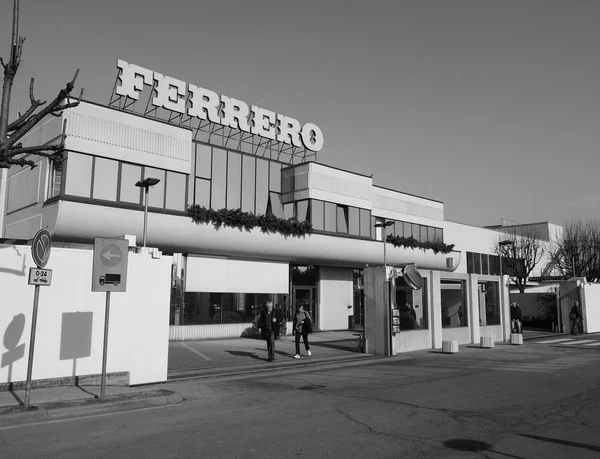 Sede de Ferrero en Alba en blanco y negro — Foto de Stock
