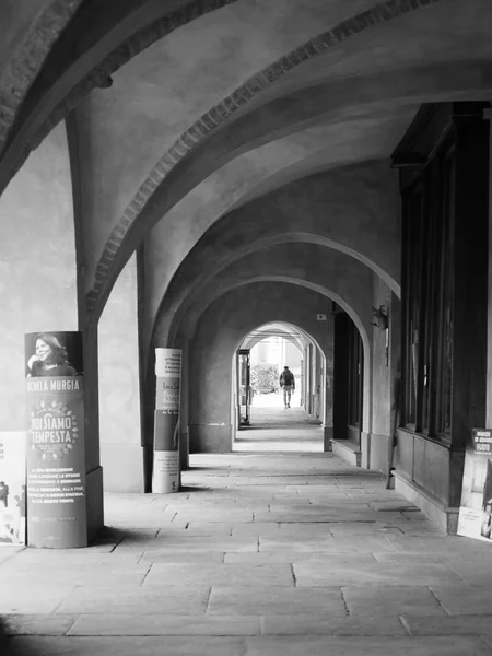 Kolonnade in Alba in schwarz-weiß — Stockfoto