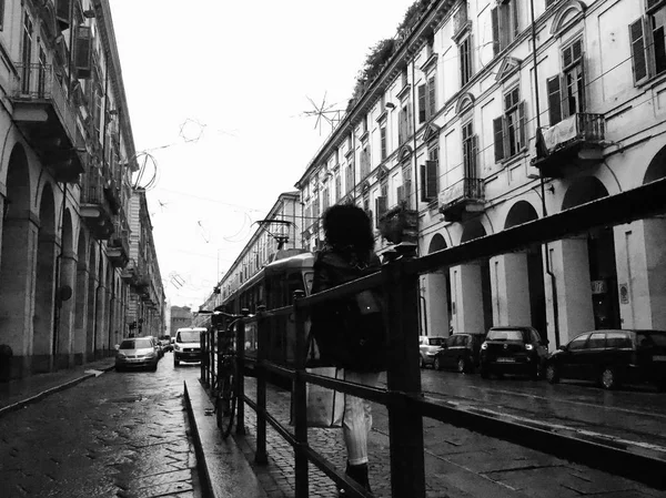 Pessoas na parada de ônibus na Via Po em Turim, Itália em preto e branco — Fotografia de Stock