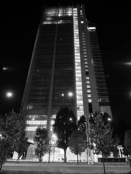 白と黒のトリノの Intesa サン ・ パオロ超高層ビル — ストック写真