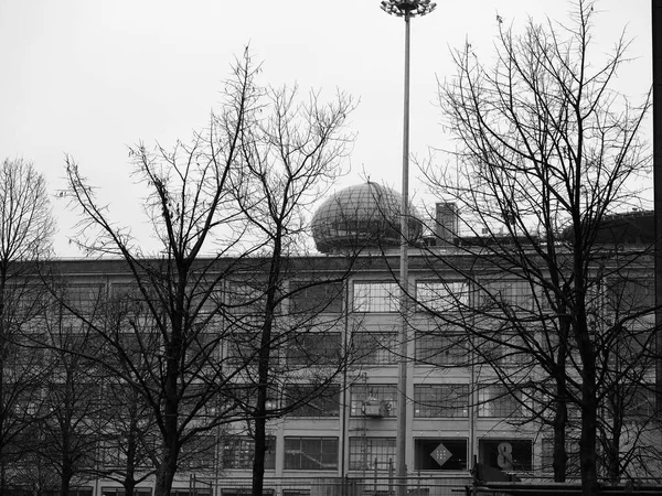 Lingotto i Turin i svart och vitt — Stockfoto