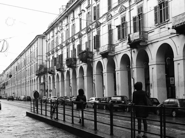 Personas en parada de autobús en Via Po en Turín, Italia en blanco y negro — Foto de Stock