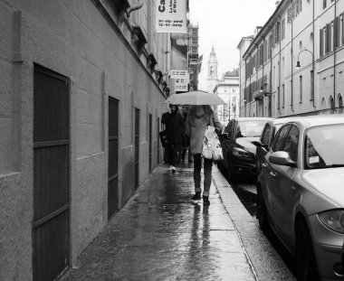 İnsanlar, Turin şehir merkezinde siyah beyaz