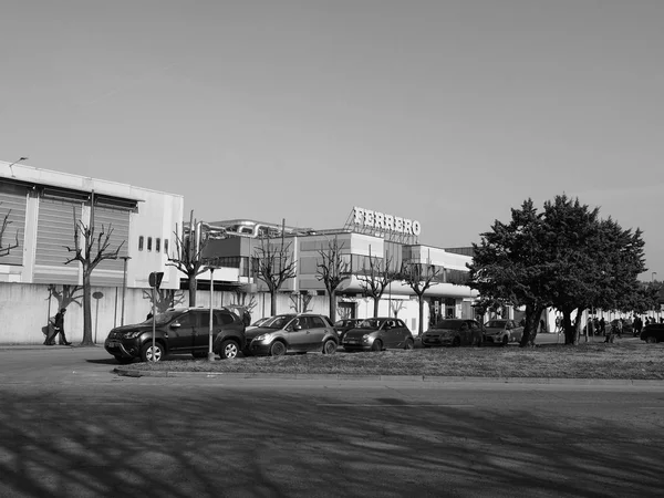 Ferrero hauptquartier in alba in schwarz-weiß — Stockfoto
