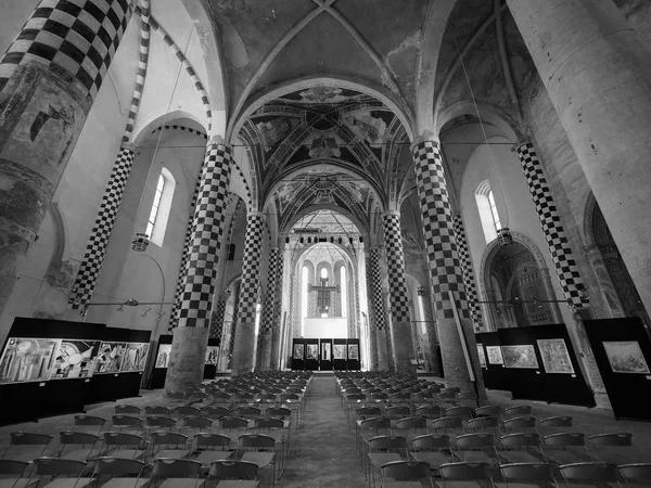 Kerk van San Domenico in Alba in zwart-wit — Stockfoto