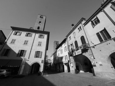 Via Risorgimento meydanında siyah ve beyaz Alba