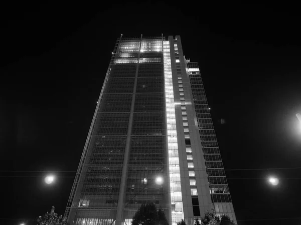 Intesa San Paolo skyskrapa i Turin i svart och vitt — Stockfoto