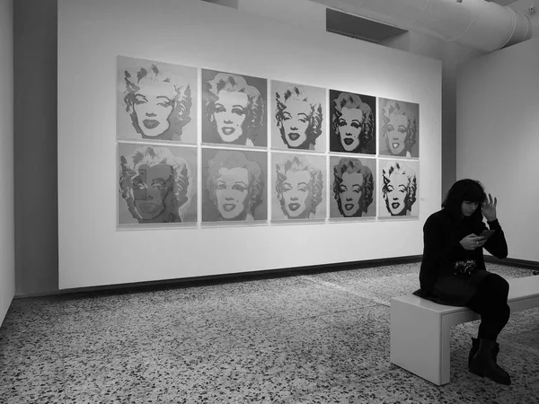Aparat Pop wystawie w Turynie w czerni i bieli — Zdjęcie stockowe