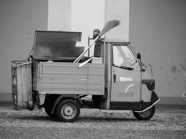 Śmieciarka amiat w Turynie w czerni i bieli — Zdjęcie stockowe