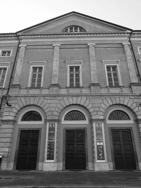 Teatro Sociale (Teatro Social) em Alba a preto e branco — Fotografia de Stock