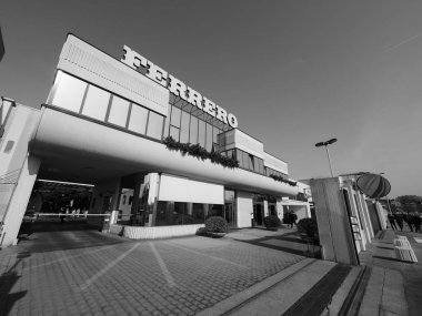 Alba Ferrero merkezinde siyah ve beyaz