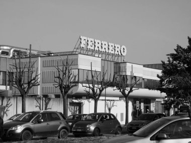 Alba Ferrero merkezinde siyah ve beyaz