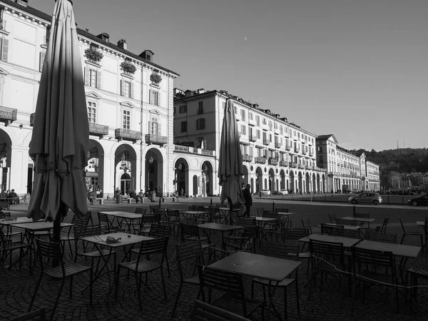 白と黒のトリノのヴィットリオ広場 — ストック写真