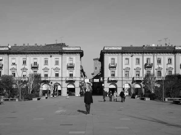 Мікеле Ферреро площі Пьяцца в Альба чорно-білі — стокове фото