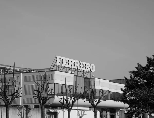 Sede de Ferrero en Alba en blanco y negro — Foto de Stock