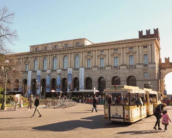 Palác Gran Guardia ve Veroně — Stock fotografie