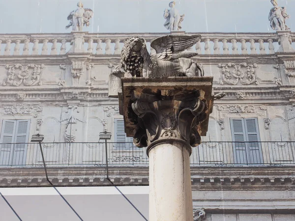 Leeuw van Saint Mark kolom in Verona — Stockfoto