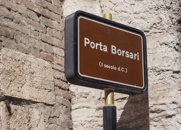 在维罗纳 Porta Borsari 城门口 — 图库照片