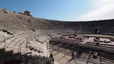 Verona, İtalya - Mart 2019 yaklaşık: Arena di Verona Roma amfi tiyatroda. Gerçek güneş parlama ile.