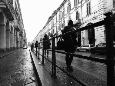 İnsanlar siyah beyaz Po Turin, İtalya üzerinden otobüs durağında