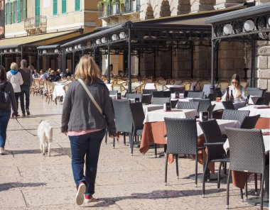 İnsanlar Verona şehir merkezinde