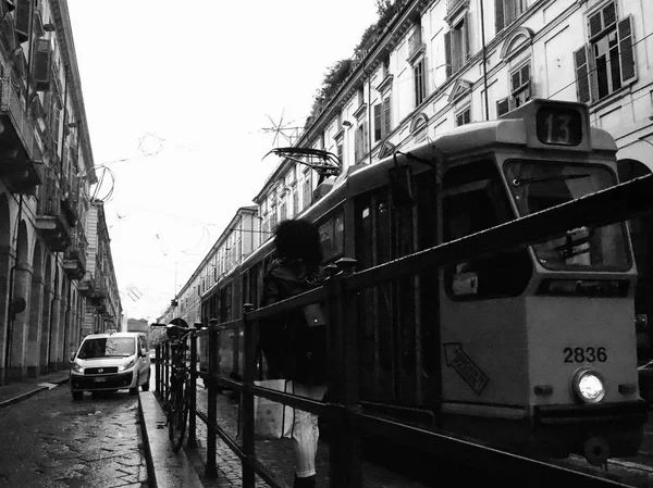 Tramwaj w Turynie w czerni i bieli — Zdjęcie stockowe