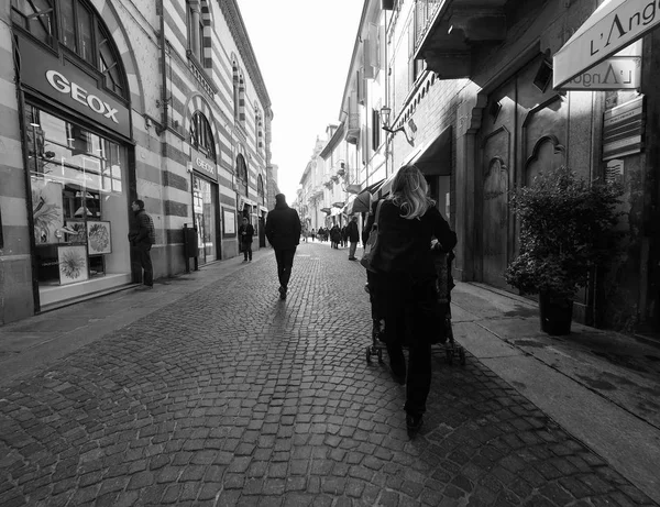 Veduta della città di Alba in bianco e nero — Foto Stock