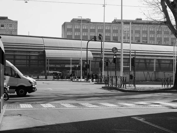 Het station Porta Susa in Turijn in zwart-wit — Stockfoto