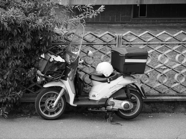 Vehículo de reparto de correo Poste Italiane en blanco y negro —  Fotos de Stock
