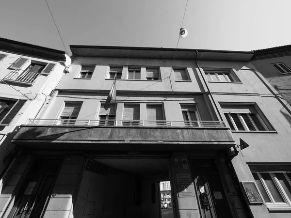 Casa della giovane in alba in schwarz und weiß — Stockfoto